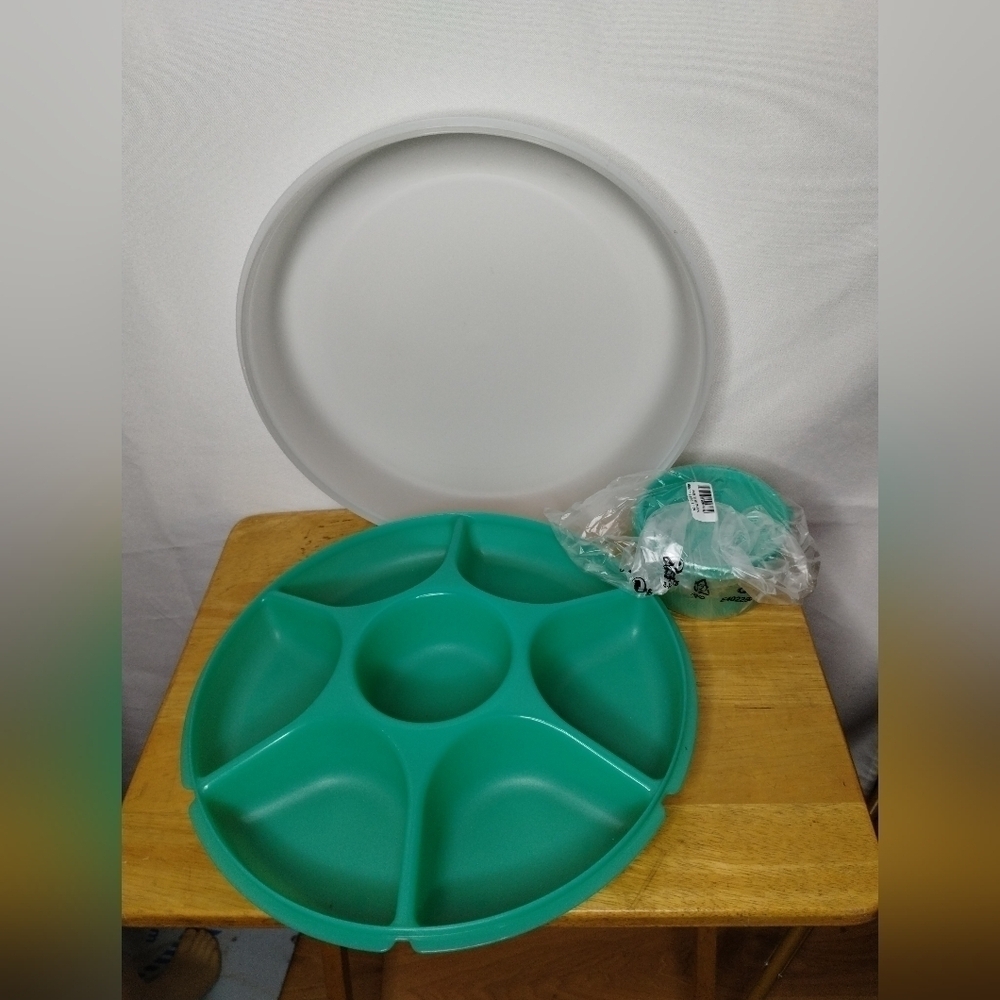 New Tupperware Serving Center for parties, thanksgiving or any holiday